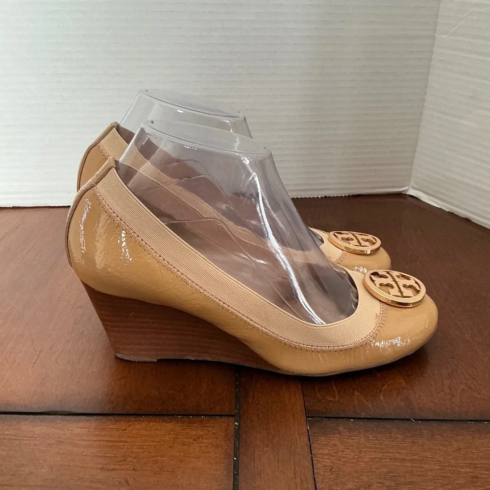 Tory Burch Sally Tan Patent Leather Wedge Pump Gold Logo Medallion Heels 6.5